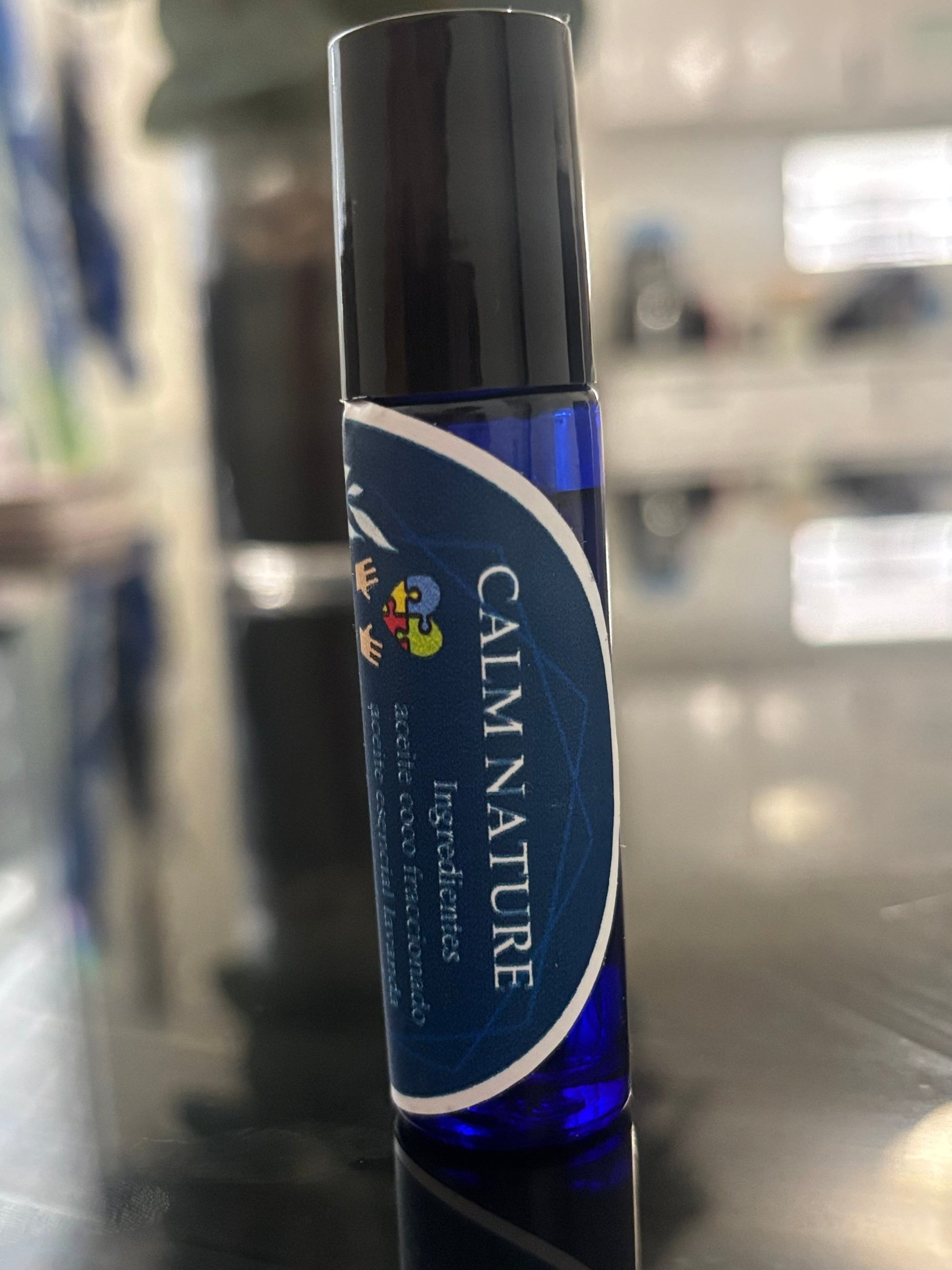 Los aceites esenciales naturales lavanda ,vetiver,incienso,aceite coco fraccionado. No son medicamentos químicos ni curables . Son naturales que alivian los síntomas en niños son calmantes del sistema nervioso,estabilizador que ayuda a la hiperactividad y mejora la concentración ayuda a los síntomas en niños con déficit de atención ,inquietud , problemas de auto regulación . Ayuda a la claridad mental mejora el enfoque , regula respiraciones y calmante emocional profundo . Aplica muñecas detrás orejas . 